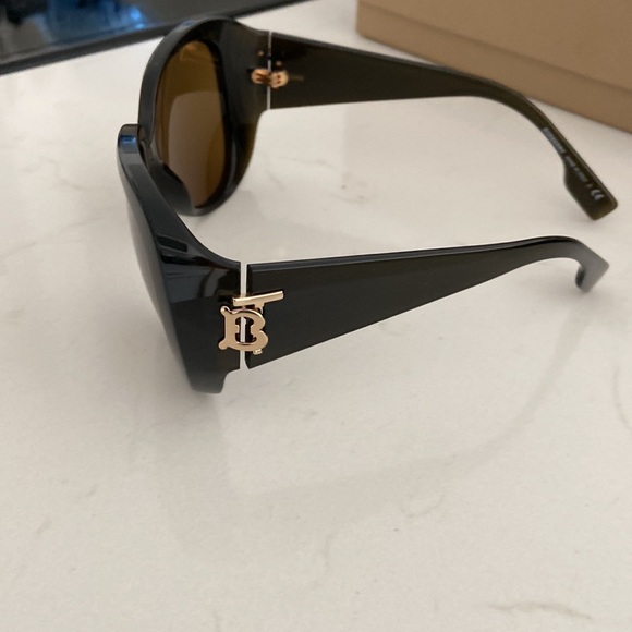 NWT Burberry Women’s Brownish Black oversized Sunglasses. - Picture 7 of 10